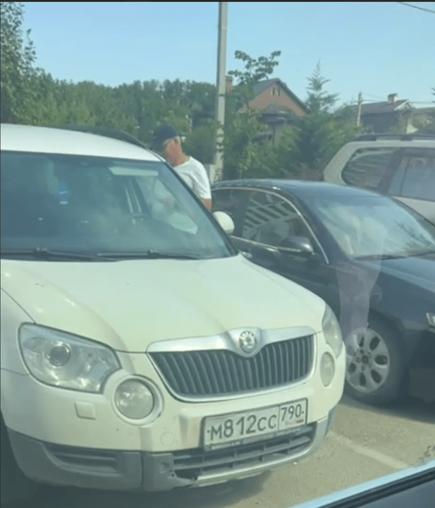 O carro com o número М812СС 790RUS Skoda Yeti está registrado