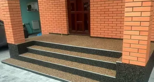 O resultado de colocar um tapete de pedra com as próprias mãos